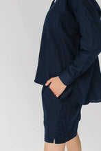 Load image into Gallery viewer, Janni & George Midi Linen Shorts - Navy