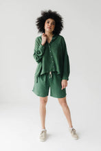 Load image into Gallery viewer, Janni & George Midi Linen Shorts - Forest Green