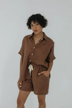 Load image into Gallery viewer, Janni & George Midi Linen Shorts - Mocha
