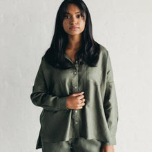 Load image into Gallery viewer, Janni &amp; George Linen shirt - olive
